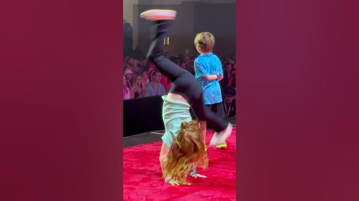 ADLEY does a SPLiT on STAGE!! she shows off her moves to the crowd at VidSummit with niko & dad 🌀