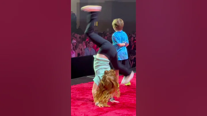ADLEY does a SPLiT on STAGE!! she shows off her moves to the crowd at VidSummit with niko & dad 🌀