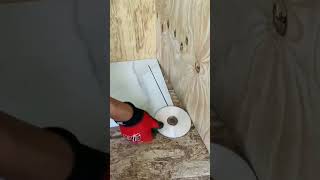 Lihat Bagaimana Cara Memotong Keramik Mengikuti Pola Dinding.