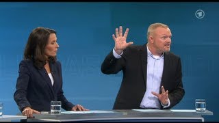 Stefan Raab beim TV Duell 2013 mit Merkel und Steinbrück