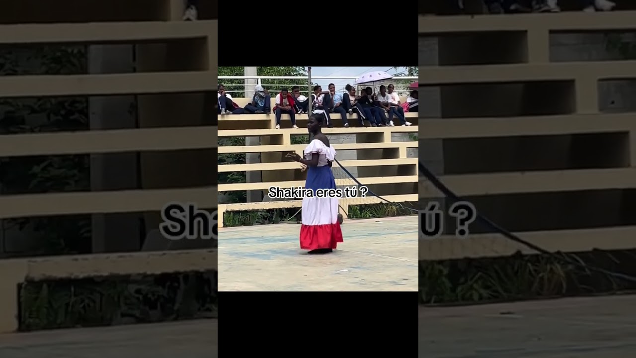 🤦🏿‍♂️Un haitianno bailando con la bandera 🇩🇴