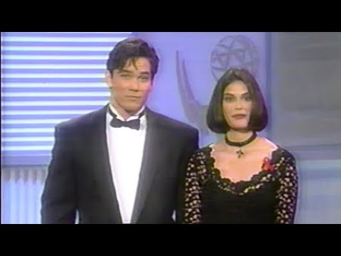 Tak nøgle Fuld Dean Cain & Teri Hatcher present Guest Actor/Actress in a Comedy at the  45th Emmy Awards 1993 - YouTube