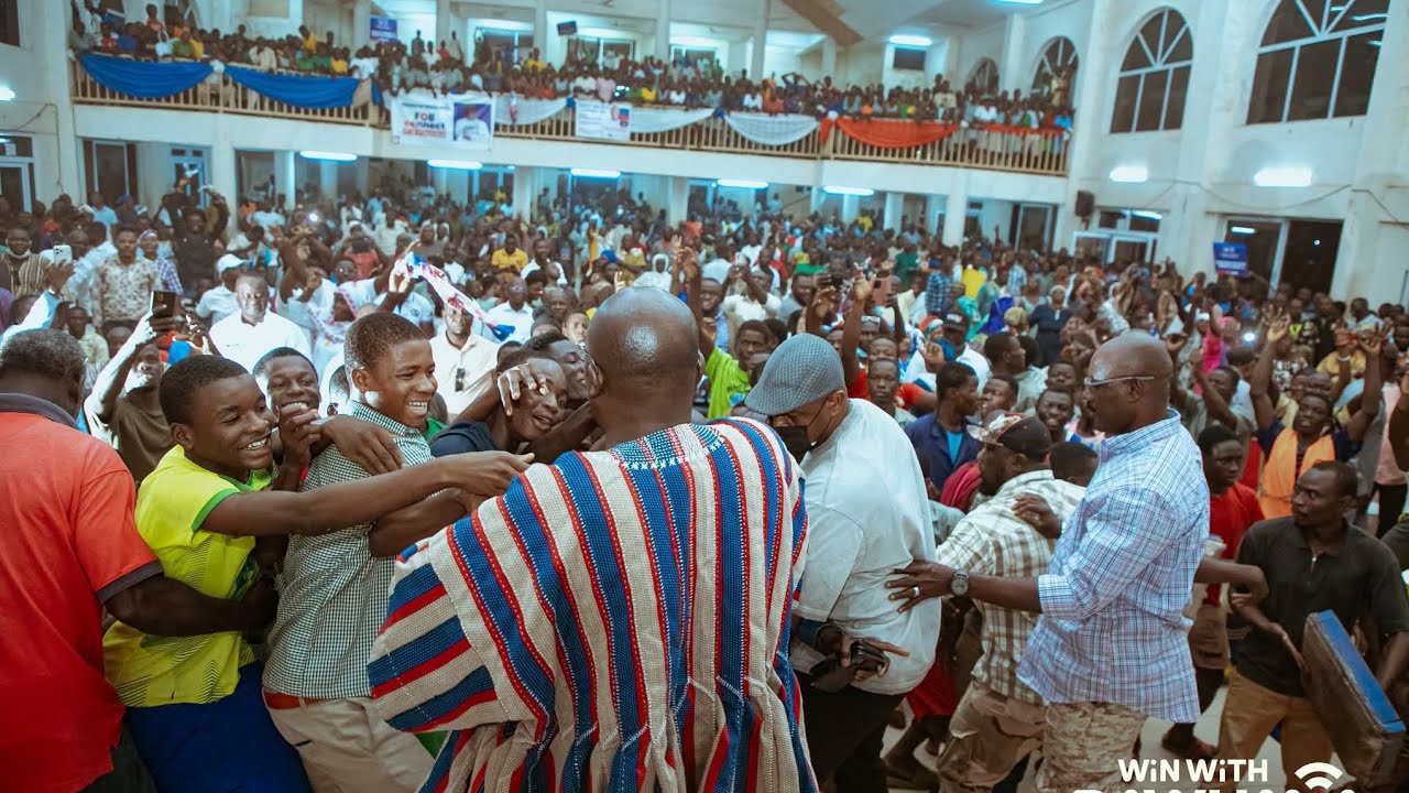 Bawumia electrifies Dome Kwabenya as delegates mob him during campaign tour