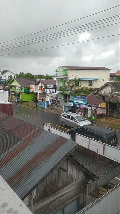 sore sore habis hujan deras, mobil lewat di jalan aspal
