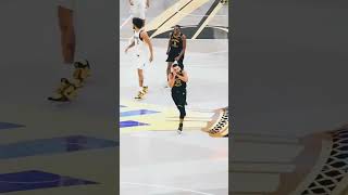 Spektakularnie R O C K, N Roman