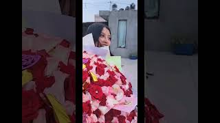 .La Señorita Lupita Recibe Unas Flores Del Patron Y Quiere Que Sepa Que Siempre Esta En Su Mente