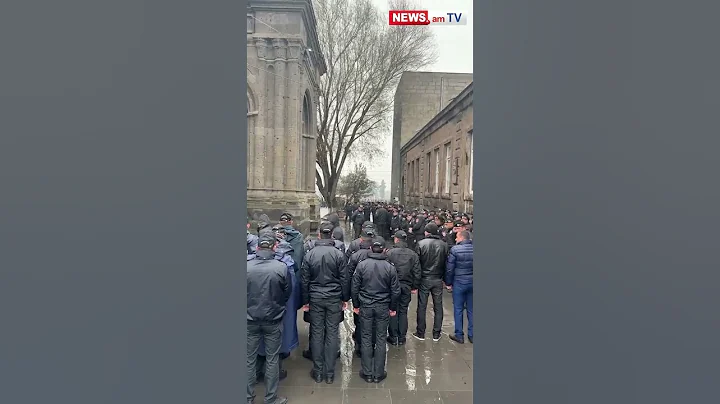 Քանի՞ ոստիկան է «պաշտպանում» շրջիկ քահանային լրագրողներից