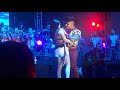 Fan sube al escenario en concierto de Espinoza Paz