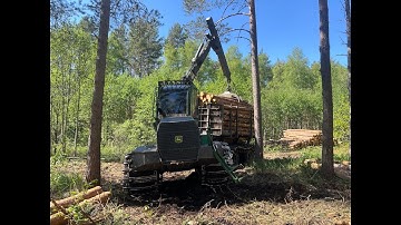 John Deere 1010G Forwarder - Loading pine logs (Sped up video)