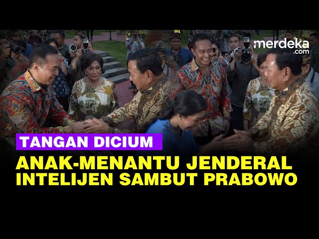 Adab Prabowo Ketika Tangannya Dicium Anak-Menantu Jenderal Intelijen Hendropriyono class=