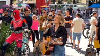 Ela cantou Bondade de Deus na rua e as pessoas pararam para ouvir