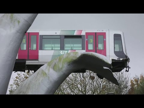Olanda, treno della metropolitana deraglia e finisce in cima a una statua: la scena è incredibile