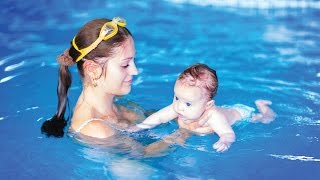 How to Introduce a Baby to Swimming: Splashing