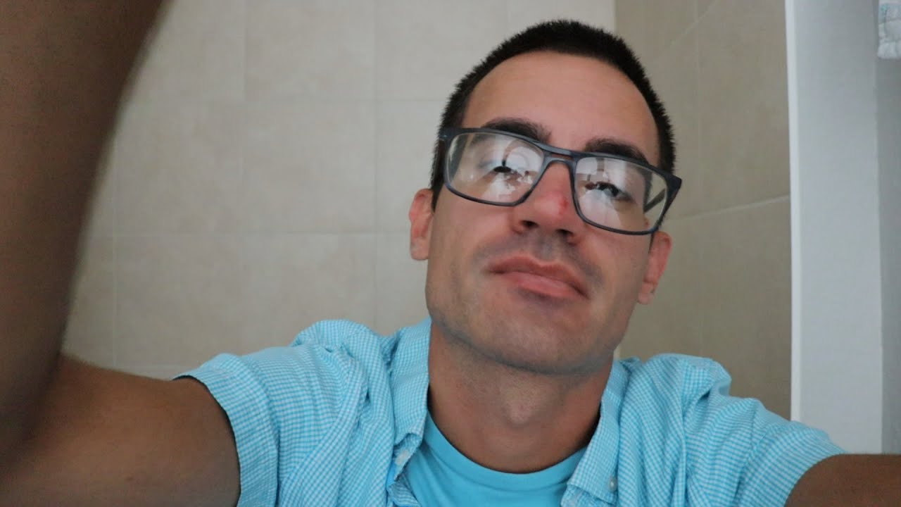 Массажист в спа-салоне массирует кожу головы, лица, шеи, плеч, рук и кистей рук (ролевая игра ASMR)