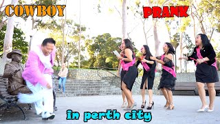 #Cowboy_prank in Perth city . funny reactions. lelucon statue prank. luco patung