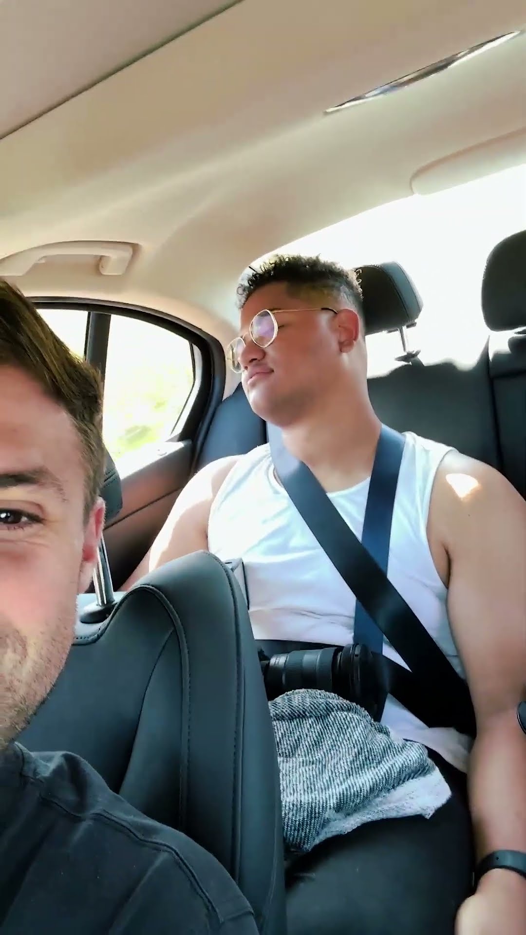 QUANDO TODO MUNDO DORME NO CARRO!! #rezende #humor
