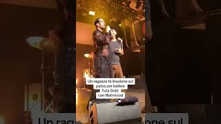 Un ragazzo fa irruzione durante il live di Mahmood e…😳