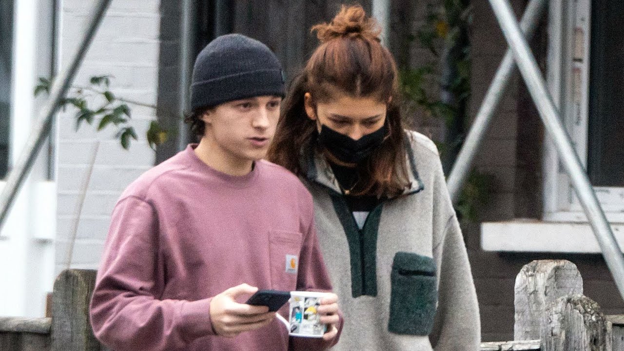 Zendaya and Tom Holland SNUGGLE UP During London Visit - YouTube