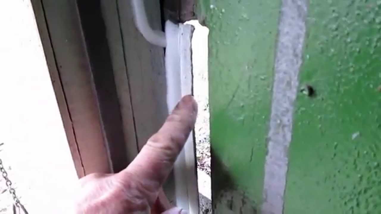 Утепление щелей ворот гаража пожарным рукавом - фото