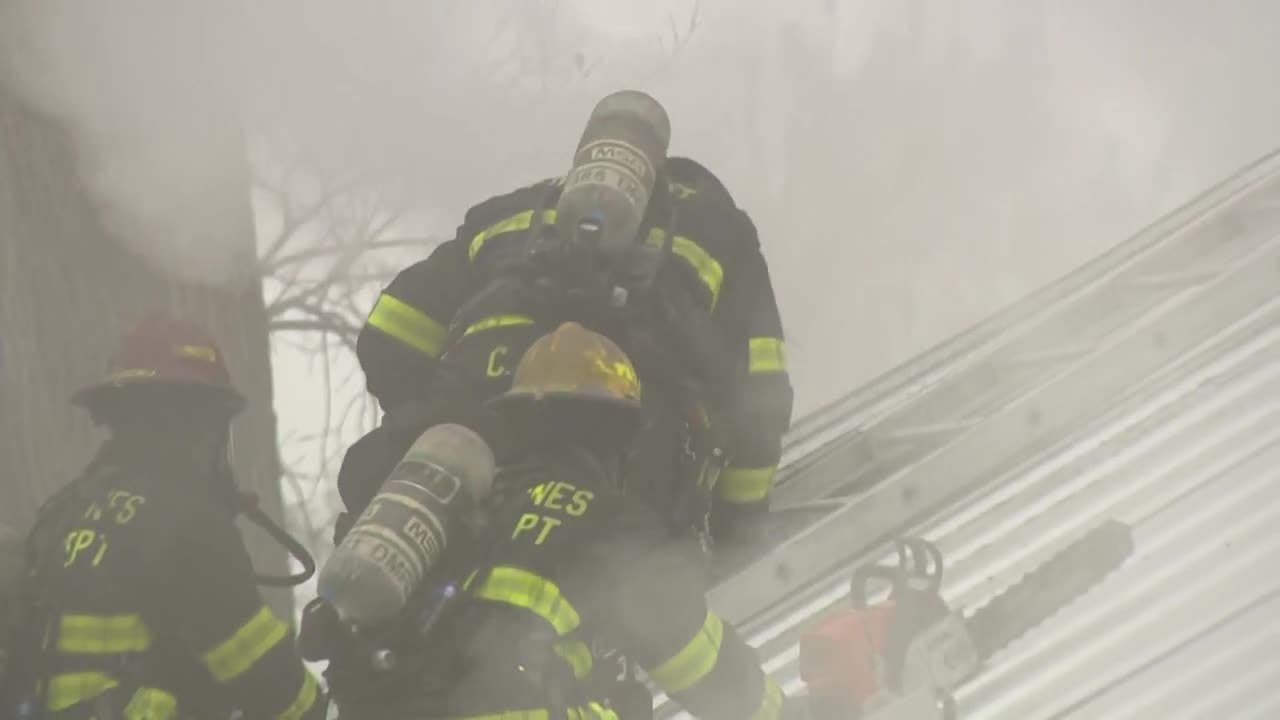 Crews battle flames at Des Moines house fire - YouTube