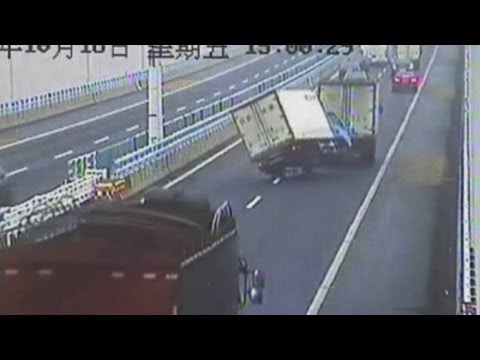 swerving-truck-in-china-narrowly-avoids-disaster