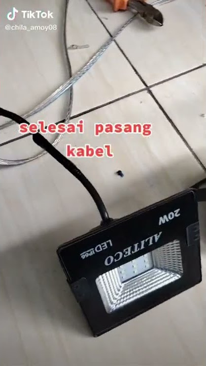 proses pasang lampu sorot taman