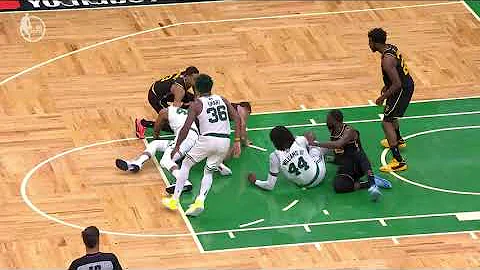 Steph Curry shaken up after scuffle for loose ball | NBA on ESPN