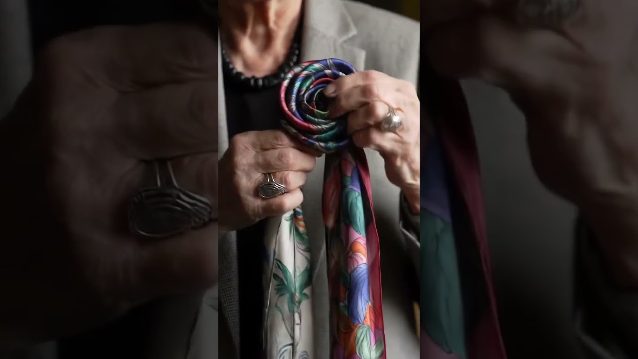 L'astuce pour nouer ton foulard en rose !