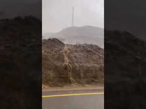 هطلت امطار غزيرة على طريق عقبة وادي ريم شمال محافظة قلوه بمنطقة الباحه عصر اليوم الأربعاء