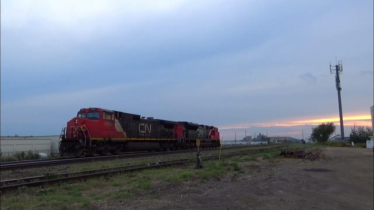 CN 2264 & CN 8892 Run Light Past The Foam King Edmonton AB YouTube
