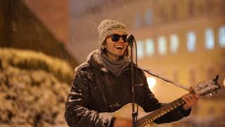 Crazy street musician plays amazingly during the snowfall | Уличный музыкант или снеговик-гитарист?