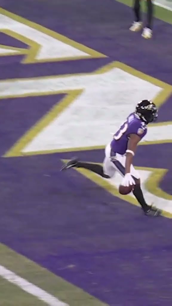 makes it look so easy ? #lamarjackson #baltimore #ravens #nfl #nflplayoffs