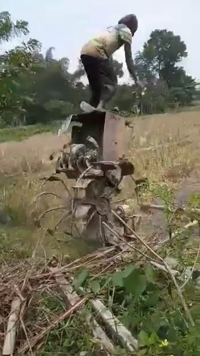 Traktor sawah jungkir balik,Abangnya bisa terbang