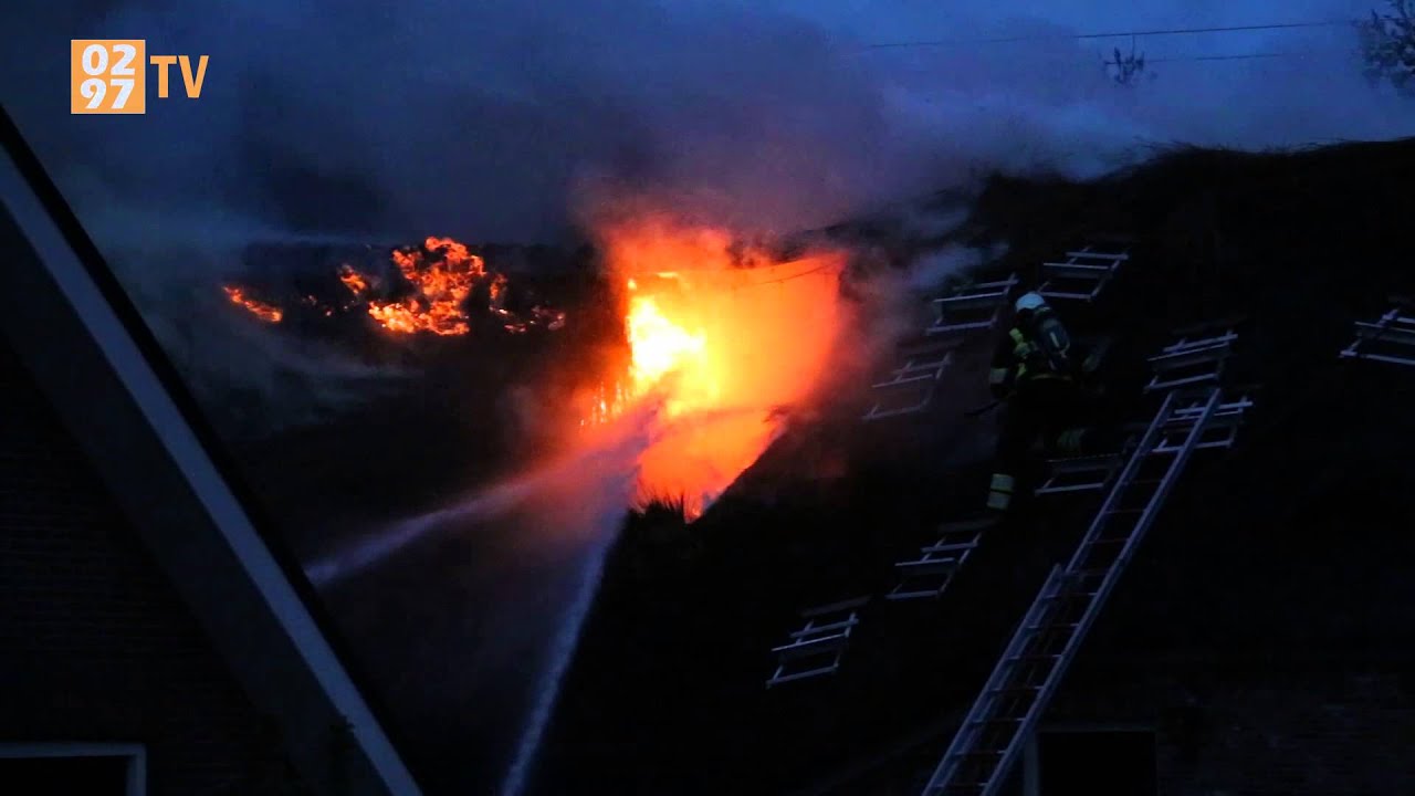 Grote brand Nieuwersluis, rietenkap in brand