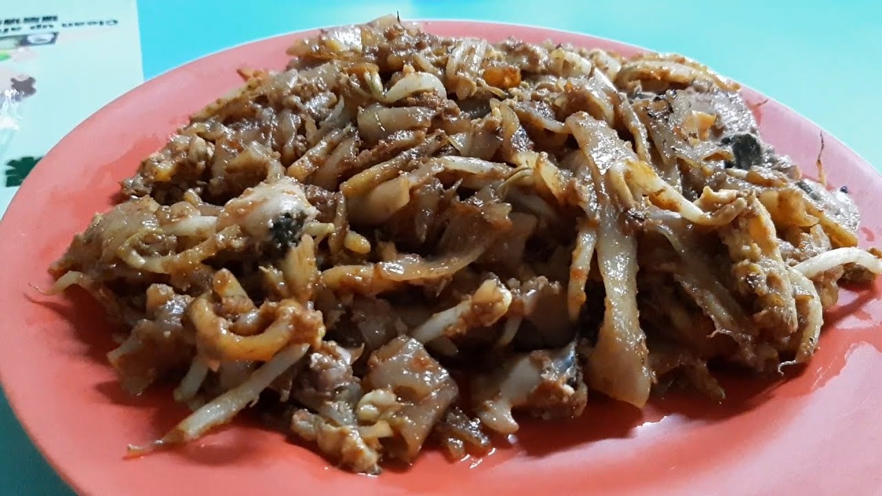 Hong Lim Food Centre : Outram Park Fried Kway Teow Mee. One of the most popular stalls in Singapore