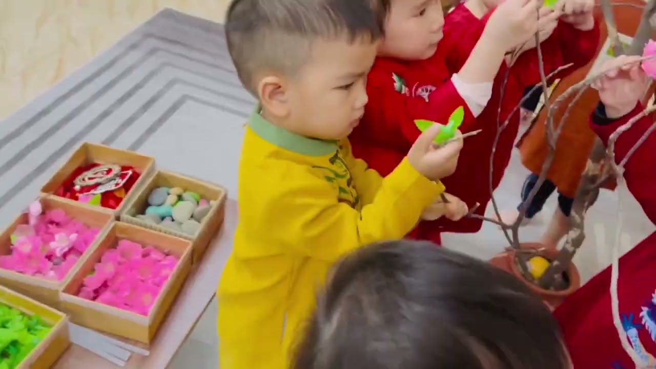 Hoạt động: Bé trang trí cây đào. Lớp 2 tuổi A Trường mầm non Nam Bình