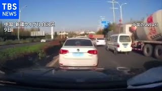 中国・新疆ウイグル自治区で車６台の事故 その瞬間をカメラが