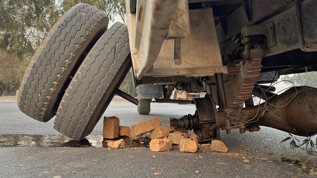 “Roadside Overload Disaster — Rear Axle Tube Failed, Wheels Disconnected!”