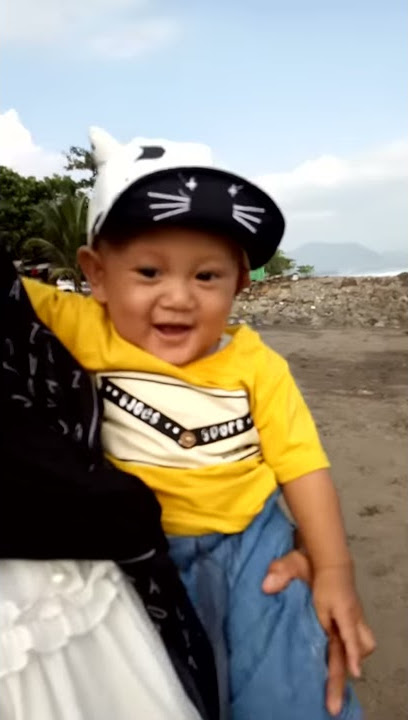 Bayi 7 bulan ' elhasiq first go to the sea'