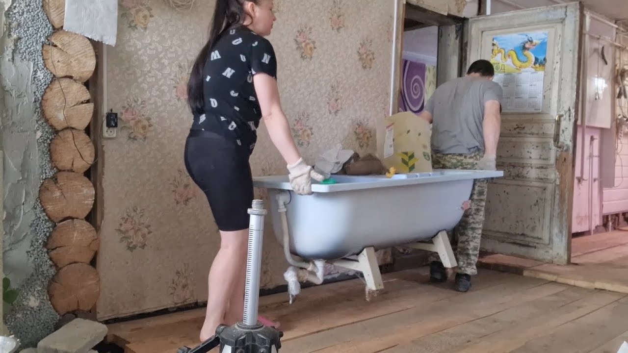 Ремонт в старом доме. Ванна в зал, унитаз в прихожке. Да будет пол ...