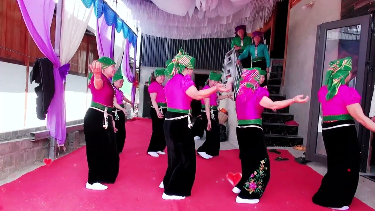 Múa mừng lễ thành hôn anh nguồn điệp bản mường chiến một do đội bản mường chiến một thể hiện 