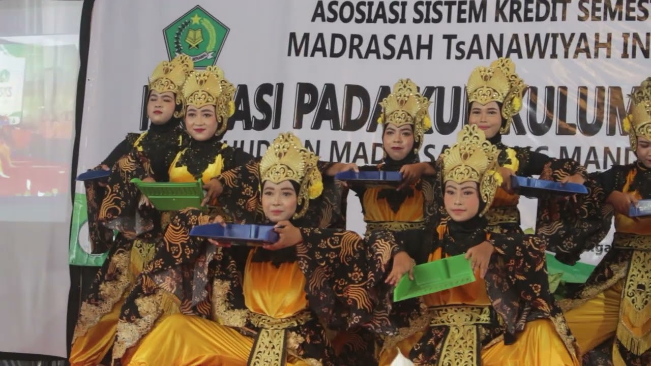 Rapat Koordinasi MTs SKS Se-Indonesia di MTsN 4 Tulungagung | Tari Gugur Gunung