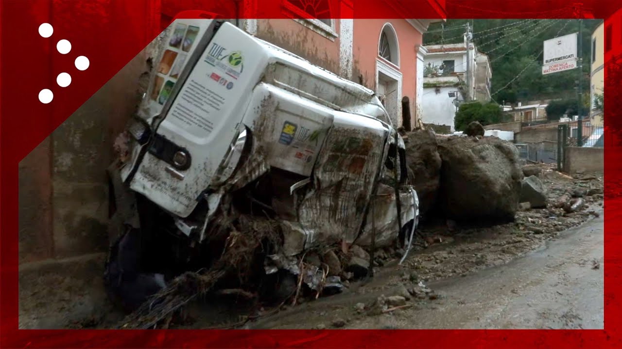 Frana a Ischia, enormi massi trascinati dalla frana colpiscono veicoli