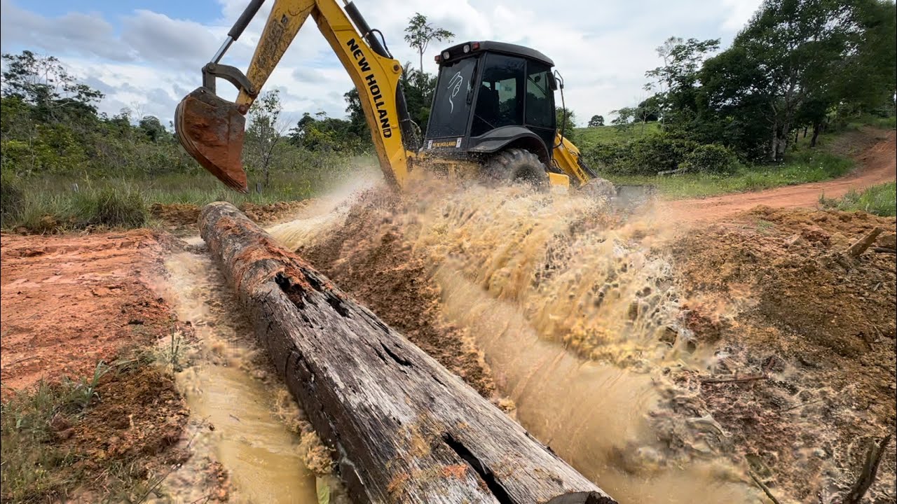 RETROESCAVADEIRA NEW HOLLAND NA INSTALAÇÃO DE BUEIRO DE MADEIRA‼️ #trabalho #newholland #motor