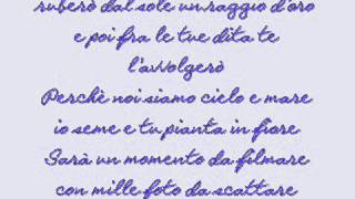 Miniatura del video "Gigi D'Alessio - Le mani(testo)"
