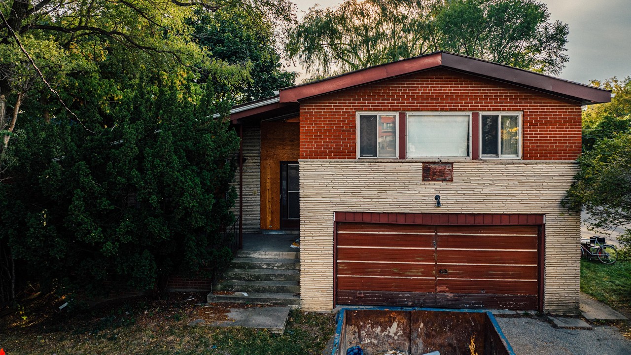 Исследуем этот жуткий, нетронутый, заброшенный дом середины века, построенный в стиле модерн в ст...