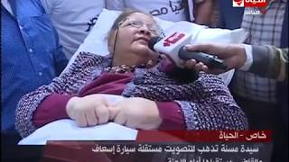 انتخابات الرئاسة - سيدة مسنة تذهب للتصويت بسيارة إسعاف والقاضي يستقبلها أمام اللجنة