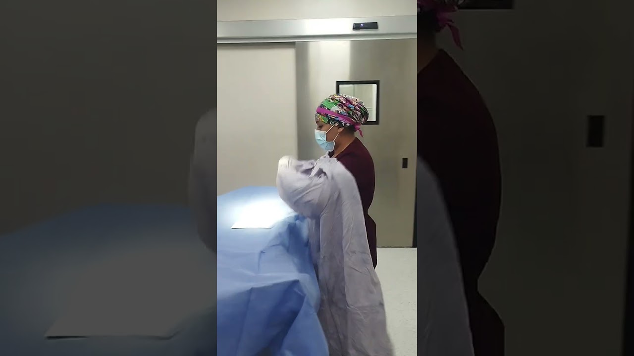 Colocación de Bata Estéril y Calzado de Guantes