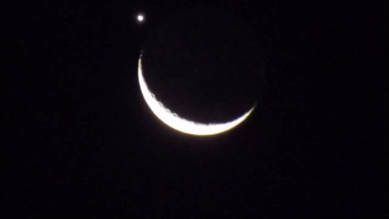 Луна месяц предложение. Месяц на небе. Новолуние фото. Тонкий месяц на небе. Новолуние фото как выглядит новолуние.