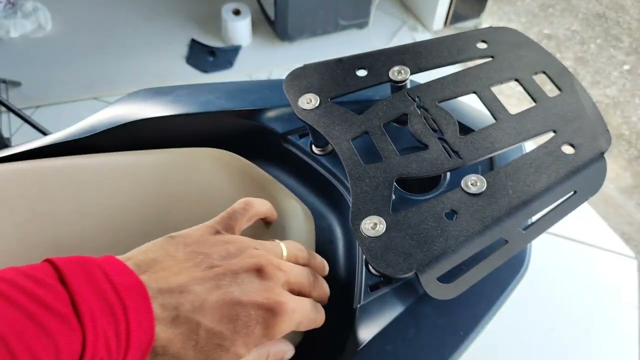 INSTALANDO SUPORTE BAÚ HONDA NA PCX  E FAZENDO INSTALAÇÃO DO BÁU Aplicar Top Case Honda PCX 2023